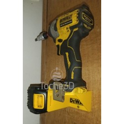 Support mural combiné outils et batterie DeWalt.
