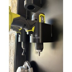 Support magnétique pour visseuse fixé sur panneau métallique en atelier