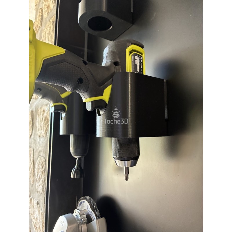 Support magnétique pour visseuse fixé sur panneau métallique en atelier