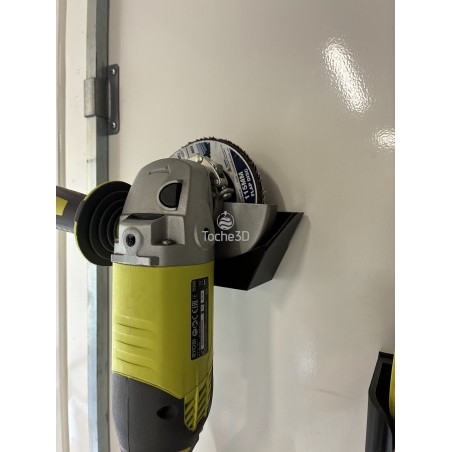 Support magnétique pour meuleuse fixé sur surface métallique en atelier