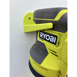 Ponceuse orbitale Ryobi 18V installée sur son support mural imprimé en 3D