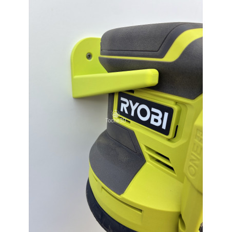 Ponceuse orbitale Ryobi 18V installée sur son support mural imprimé en 3D
