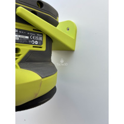 Gros plan du support mural Ryobi avec ponceuse orbitale RROS18 fixée au mur
