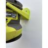 Gros plan du support mural Ryobi avec ponceuse orbitale RROS18 fixée au mur