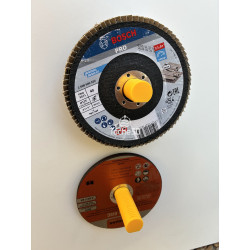 Deux supports muraux avec disques installés, vue rapprochée